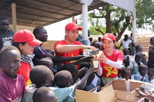 Lính mũ nồi xanh Việt Nam đem Ngày Quốc tế thiếu nhi tới trẻ em châu Phi