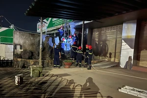 Công an Đồng Nai cứu thành công người đàn ông mắc kẹt trên biển quảng cáo 