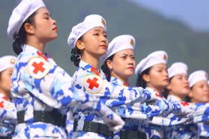 Khối nữ 'mạnh mẽ nhưng vẫn duyên dáng' trong hợp luyện diễu binh, diễu hành 