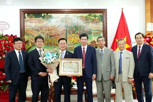 Đại sứ Du lịch Việt Nam tại Hàn Quốc Lý Xương Căn được tặng Bằng khen