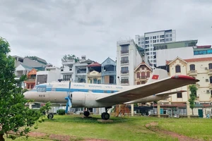 Máy bay từng chở Bác Hồ được đưa về Trung tâm Hội chợ Triển lãm