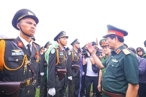 Đại tướng Phan Văn Giang kiểm tra tổng hợp luyện lực lượng diễu binh, diễu hành