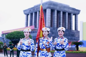 Những ‘bóng hồng’ ở Quảng trường Ba Đình chuẩn bị cho Tổng hợp luyện diễu binh