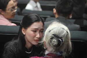 Buổi ra mắt MV của ca sĩ Hoà Minzy ngập tràn nước mắt 