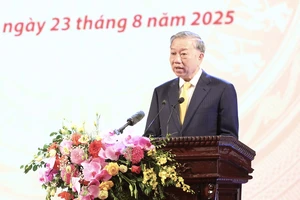 Tổng Bí thư: Mỗi người làm văn hóa hãy mang trong tim lòng yêu nước và tự trọng nghề nghiệp