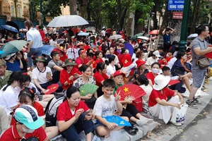 'Khối yêu nước' trải bạt, che ô chờ xem Tổng hợp luyện trên Quảng trường Ba Đình