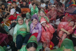 Hà Nội đổ mưa, người dân vẫn giữ chỗ chờ xem tổng hợp luyện 