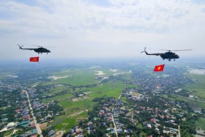Video đội hình trực thăng mang cờ Đảng, cờ Tổ quốc hướng về Quảng trường Ba Đình