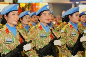 Khối nữ gây ấn tượng mạnh trong buổi sơ duyệt diễu binh, diễu hành