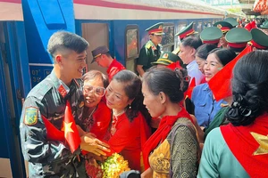 Người dân Hà Nội bịn rịn chia tay những chiến sĩ tham gia diễu binh, diễu hành