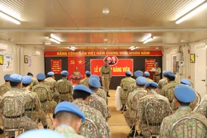 Kết nạp đảng cho 6 cán bộ, chiến sĩ 'mũ nồi xanh' tại châu Phi 