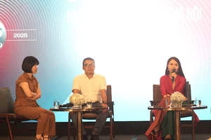 NSND Mai Hoa ra mắt album 'Hà Nội cờ hoa'