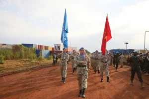 Hình ảnh xúc động tại nghi lễ tiễn 179 chiến sĩ 'mũ nồi xanh' Việt Nam về nước