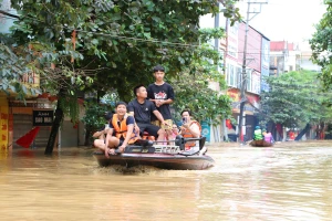 Lào Cai: Chính quyền căng mình hỗ trợ người dân vùng ngập lụt