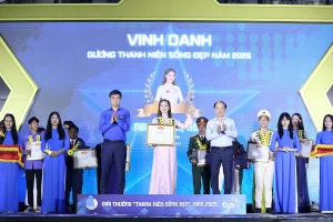 Ca sĩ Hoà Minzy chờ mẹ ngủ say để trốn đi cứu trợ bà con vùng lũ