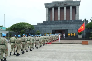 Trở về từ châu Phi, các chiến sĩ mũ nồi xanh báo công dâng Bác