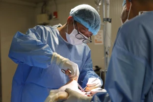 Lính mũ nồi xanh Việt Nam phẫu thuật nối gân gót thành công tại Nam Sudan