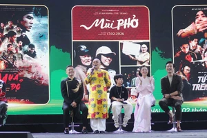 Nghệ sĩ Xuân Hinh 'khuấy đảo' Hội chợ Mùa thu khi hát Chầu Văn 