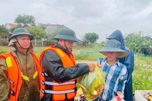 Bộ Quốc phòng chỉ đạo cấp 15 tấn lương khô hỗ trợ người dân vùng lũ