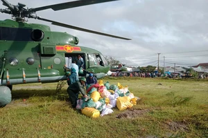 Máy bay Mi-17 mang 2 tấn hàng cứu trợ người dân vùng mưa lũ