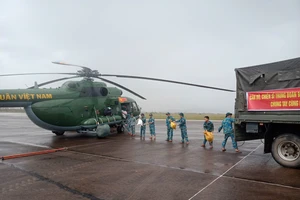 Video: Quân đội khẩn trương đưa hàng hoá lên trực thăng chuyển đến người dân vùng lũ