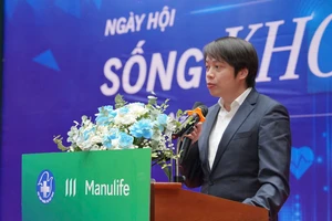 Chấm chung, gắp thức ăn cho nhau tăng nguy cơ nhiễm vi khuẩn H.pylori