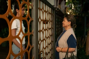 Lần đầu đóng phim ở tuổi 75, NSND Thanh Hoa bật khóc khi xem lại