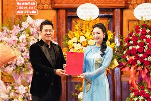 NSƯT Tân Nhàn nhận quyết định bổ nhiệm chức danh Phó Giáo sư