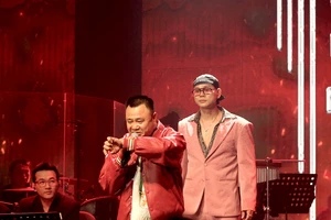 NSND Tự Long và Phan Đinh Tùng diễn kịch phong cách 'Ơn giời cậu đây rồi'