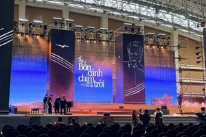 Việc hoãn show 'Về đây bốn cánh chim trời' và trách nhiệm pháp lý