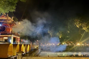 Công chúng đổ về Văn Miếu – Quốc Tử Giám trong đêm xem hành trình Đạo học