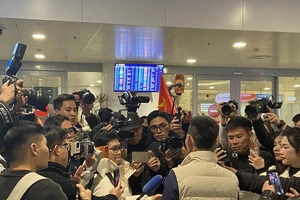 Người hâm mộ vượt lạnh trong đêm ra sân bay chào đón U-23 Việt Nam trở về 