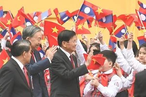 Bắn 21 loạt đại bác đón Tổng Bí thư, Chủ tịch nước Lào Thongloun Sisoulith