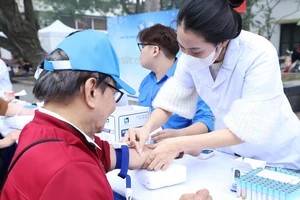 Người cao tuổi ở Hà Nội được tư vấn, chăm sóc sức khoẻ miễn phí