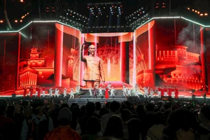 Khán giả bất ngờ khi xem sân khấu như bay trên không trung