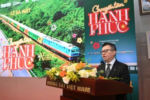 'Chuyến tàu hạnh phúc' mang hình ảnh cờ đỏ sao vàng lăn bánh tuyến Bắc – Nam