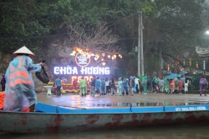 Khai hội chùa Hương 2026: Hàng ngàn người đội mưa trẩy hội xuân