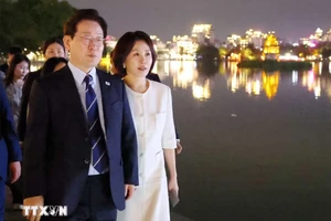 Tổng thống Hàn Quốc và Phu nhân đi dạo quanh Hồ Hoàn Kiếm