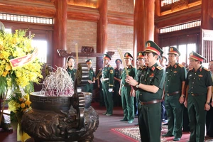 Đại tướng Phan Văn Giang dâng hương tri ân 60 liệt sĩ thanh niên xung phong