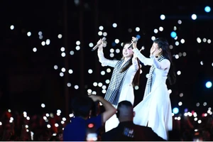 Hòa Minzy, Cẩm Ly hát lời mới thay cho câu 'Lúa chín cao nhưng chẳng hề cúi đầu'