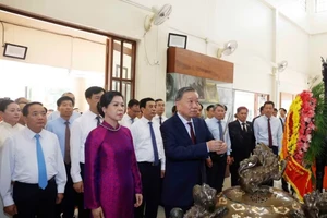 Tổng Bí thư, Chủ tịch nước Tô Lâm dâng hương tưởng niệm Chủ tịch Hồ Chí Minh tại Thái Lan