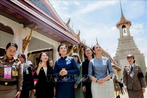 Phu nhân Ngô Phương Ly mặc trang phục truyền thống Thái Lan, thăm chùa Phật Ngọc
