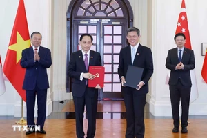 Tổng Bí thư, Chủ tịch nước Tô Lâm chứng kiến trao nhiều văn kiện hợp tác tại Singapore