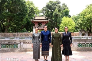 Phu nhân Thủ tướng Lê Minh Hưng cùng Phu nhân Thủ tướng 3 nước thăm Văn Miếu-Quốc Tử Giám