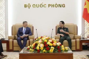 Đại tướng Phan Văn Giang tiếp Quyền Bộ trưởng Bộ Hải quân Hoa Kỳ Hùng Cao