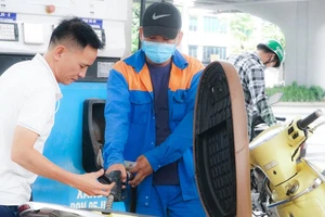 Nhìn thẳng để sửa bất cập về xăng dầu 