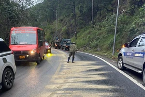 Xe 45 chỗ bể ống nhớt khi leo đèo Prenn