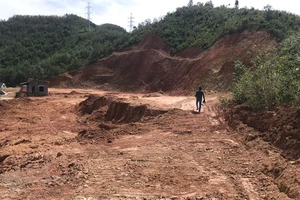 Điều tra: Xin san gạt rồi biến khu đồi thành mỏ đất 'chui'