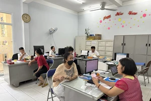 Bỏ giấy xác nhận cư trú và áp lực lớn của cán bộ cơ sở 