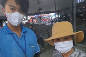 Tiếp viên xe buýt TP.HCM đổi vé số thành tiền